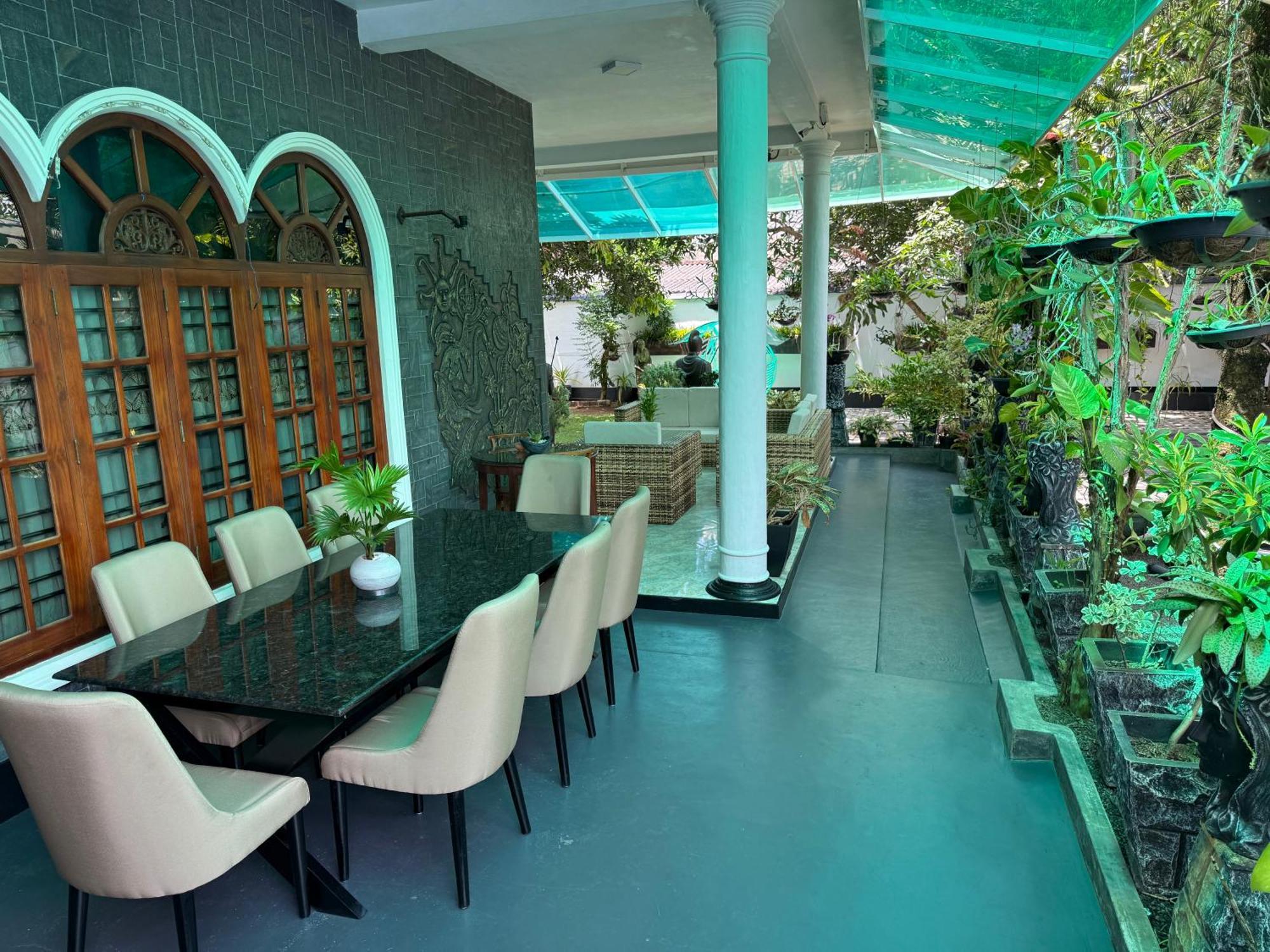 Avon Hotel 3*
